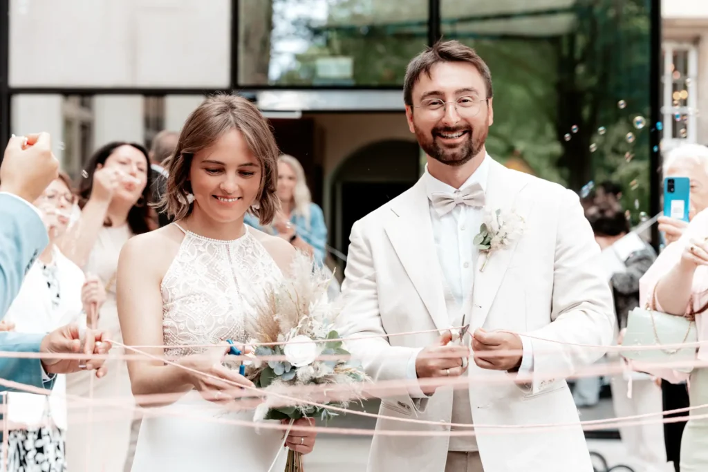 Roland und Anastasia zerschneiden nach der standesamtlichen Trauung beim Ritual des Fädenzerschneidens ihre alte Bindung am Schloss Herne.