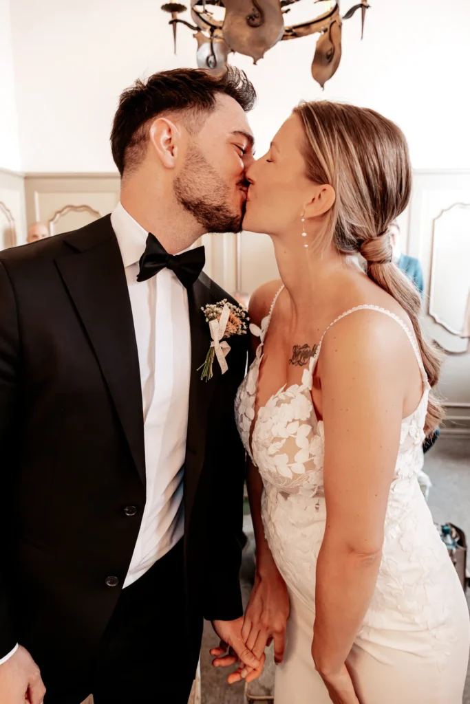 Erster Kuss des Brautpaares Justine und Maurice während der standesamtlichen Trauung in Velbert, fotografiert von Hochzeitsfotograf Arthur Rufino Pereira Matias