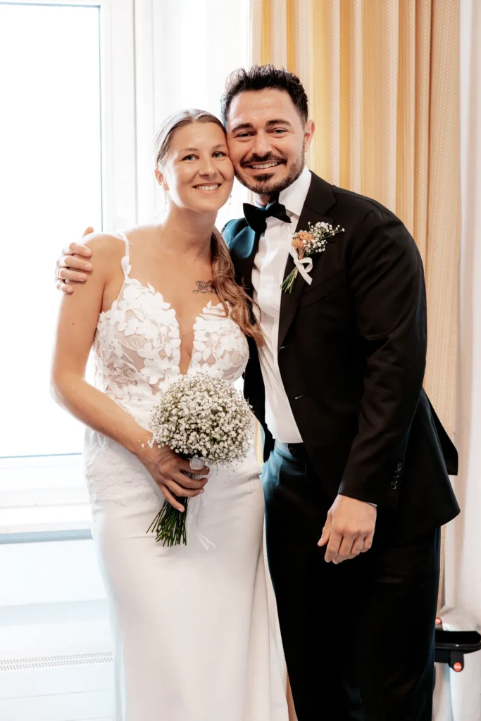 Nach der Trauung strahlen Justine und Maurice vor Glück – ein emotionaler Moment voller Erleichterung, Liebe und purer Freude. In Velbert festgehalten von Hochzeitsfotograf Arthur Rufino Pereira Matias, zeigt dieses Bild die echte, ungefilterte Emotion direkt nach dem Ja-Wort.