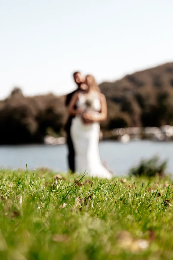 Brautpaar Justine und Maurice beim Shooting am Fluss in Essen-Kettwig, fotografiert von Hochzeitsfotograf Arthur Rufino Pereira Matias