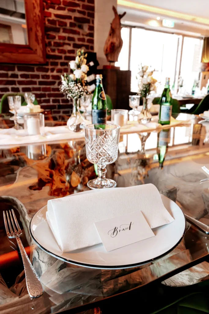 Hochzeitslocation Da Vinci in Velbert mit gedeckten Tischen und Dekoration, vorbereitet für die Hochzeitsfeier von Justine und Maurice