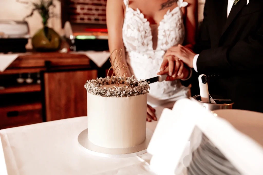 Brautpaar Justine und Maurice beim Tortenanschnitt im Da Vinci in Velbert, fotografiert von Hochzeitsfotograf Arthur Rufino Pereira Matias
