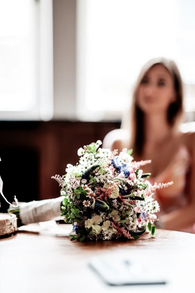 Nahaufnahme des Brautstraußes während der standesamtlichen Trauung am Historischen Bürgerhaus in Langenberg