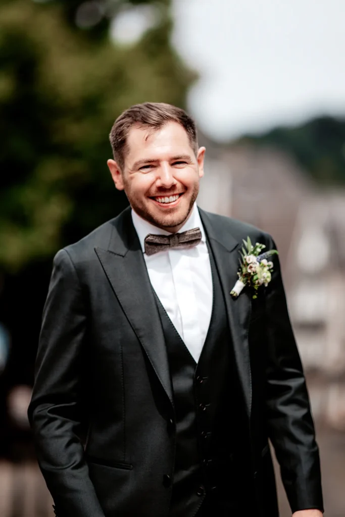 Bräutigam Kevin nach der standesamtlichen Hochzeit in Langenberg