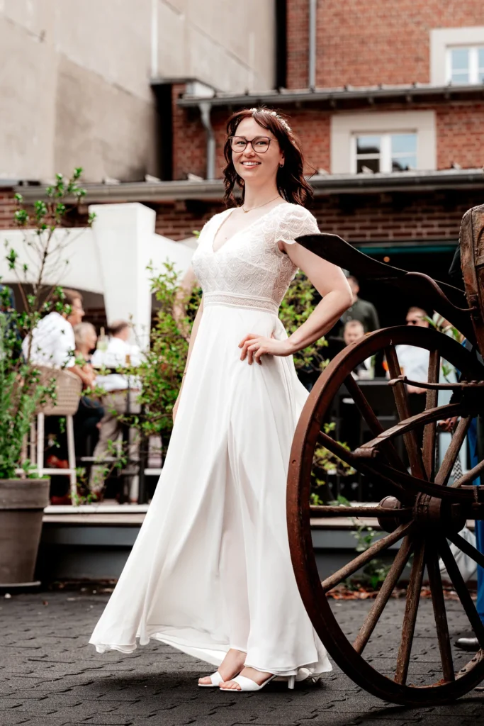Brautpaarshooting: Braut Michelle posiert in der Eventlocation Da Vinci in Velbert