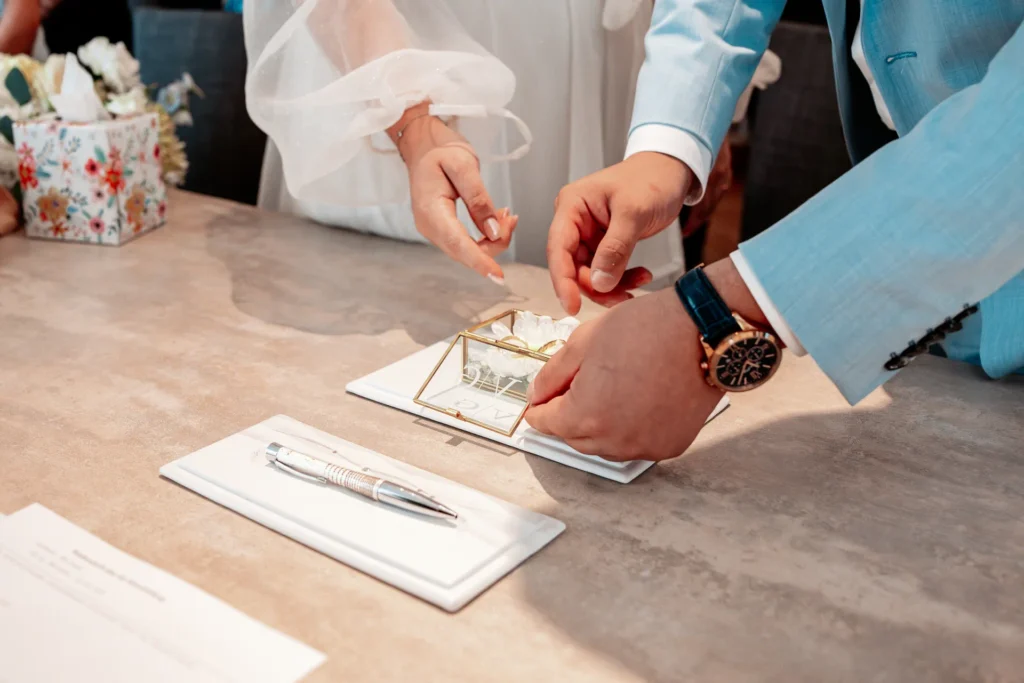 Verena und Gianotta öffnen die Ringschatulle bei ihrer Hochzeit in Mettmann – emotionaler Augenblick