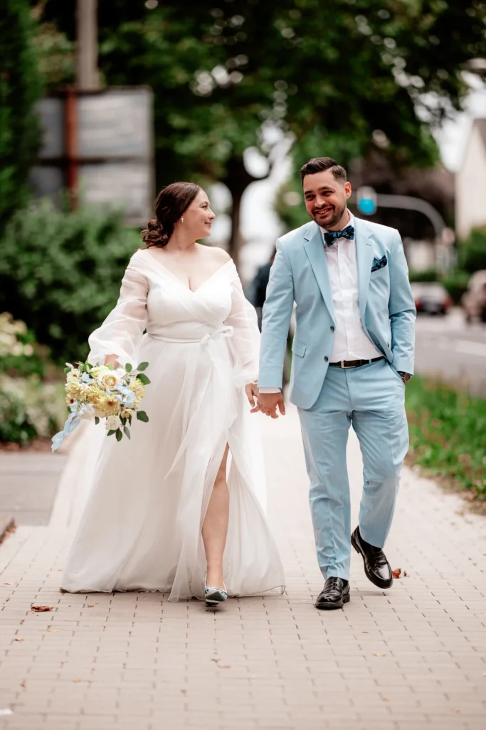 Nach dem Brautpaarshooting gehen Verena und Gianotta zur Hochzeitslocation in Mettmann, wo bereits ihre Feier auf sie wartet.