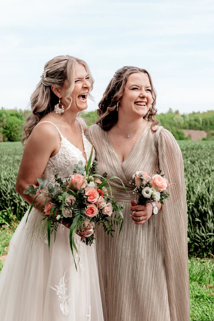 Braut Nele und ihre Trauzeugin lachen herzlich während der Hochzeit in Witten. Hochzeitsfotograf Arthur Rufino Pereira Matias aus Velbert