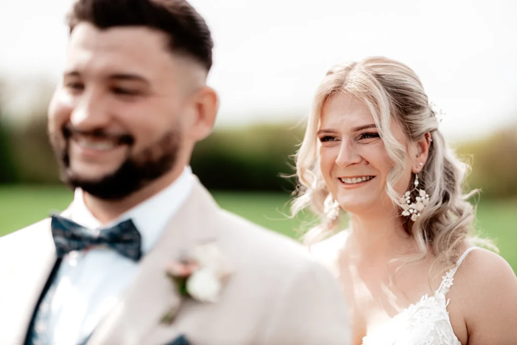Brautpaar Nele und Dennis kurz vor dem First Look am Hochzeitstag, emotionaler Moment vor der Trauung in Hochzeitskleidung.