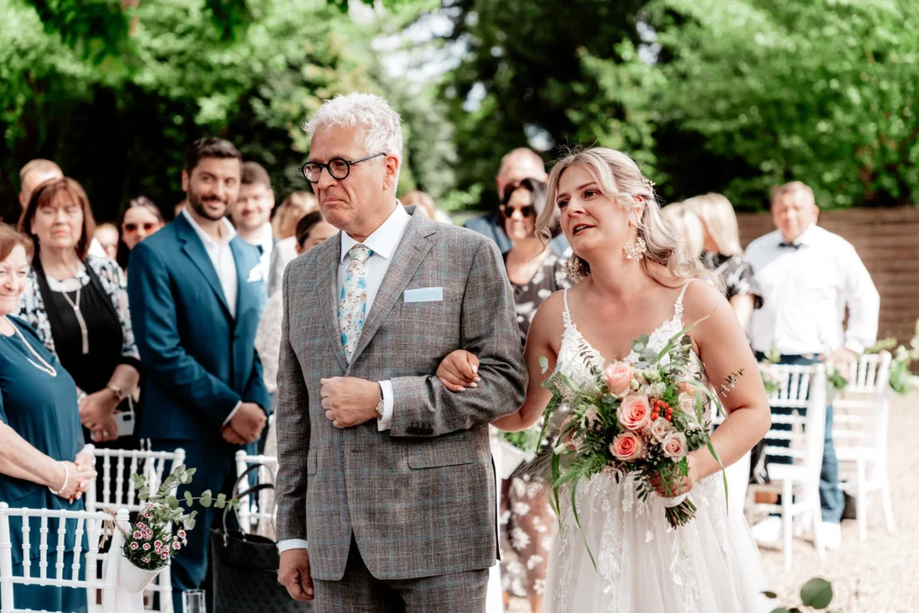 Nele wird von ihrem Vater zur freien Trauung begleitet, emotionaler Moment kurz vor der Zeremonie.