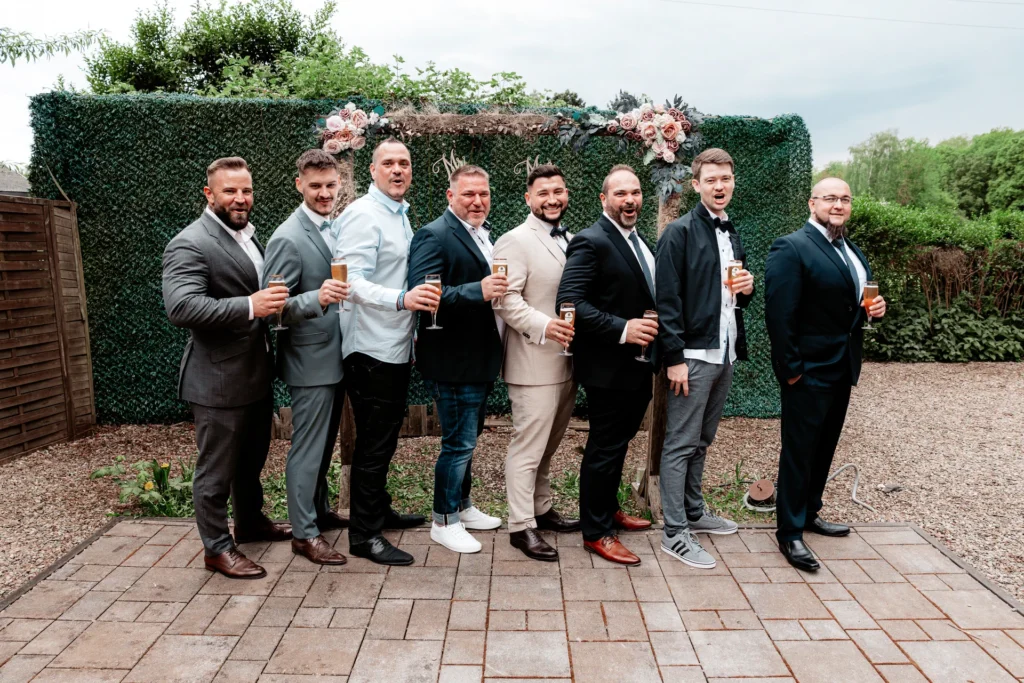 Bräutigam Dennis gemeinsam mit seiner Männergruppe bei der Hochzeit in Witten fotografiert von Arthur Rufino Pereira Matias.