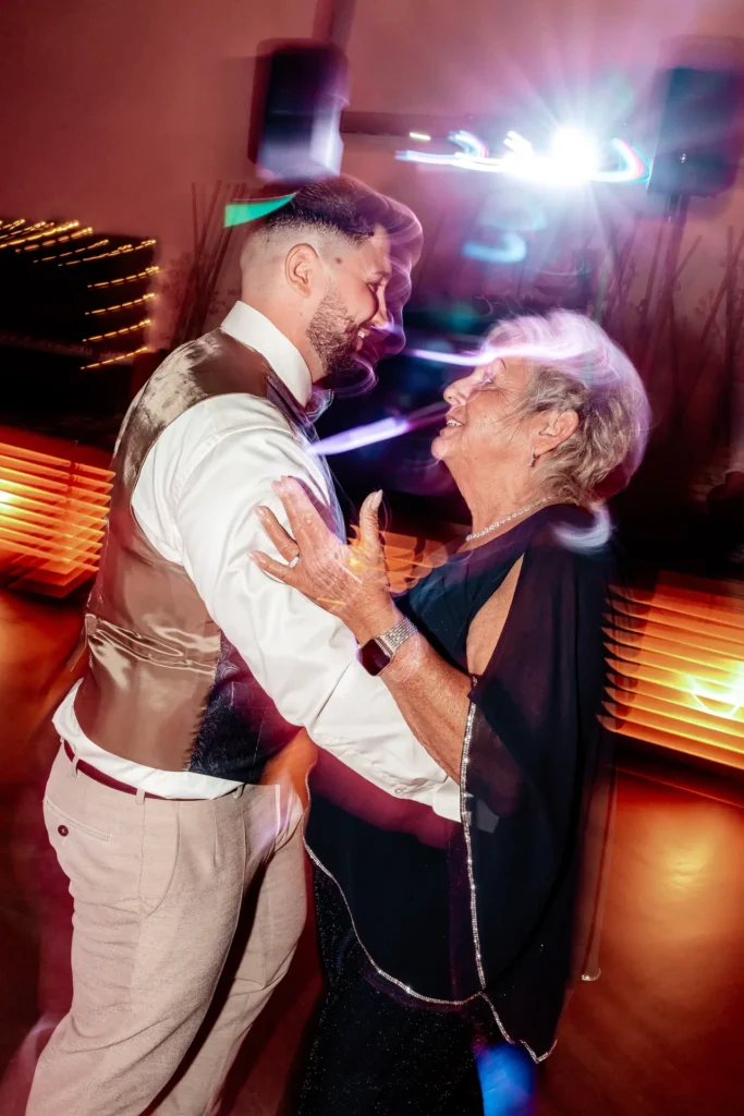 Ausgelassene Hochzeitsfeier von Nele und Dennis im Extrafein in Witten mit voller Tanzfläche, emotionalen Momenten und DJ Se7en.