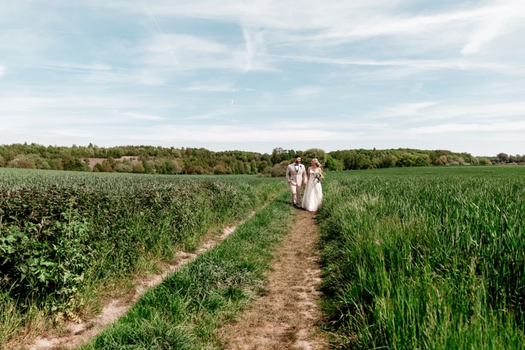 Nele und Dennis nach dem First Look auf einem freien Feld in Bochum bei einem romantischen Hochzeitsshooting im Abendlicht.