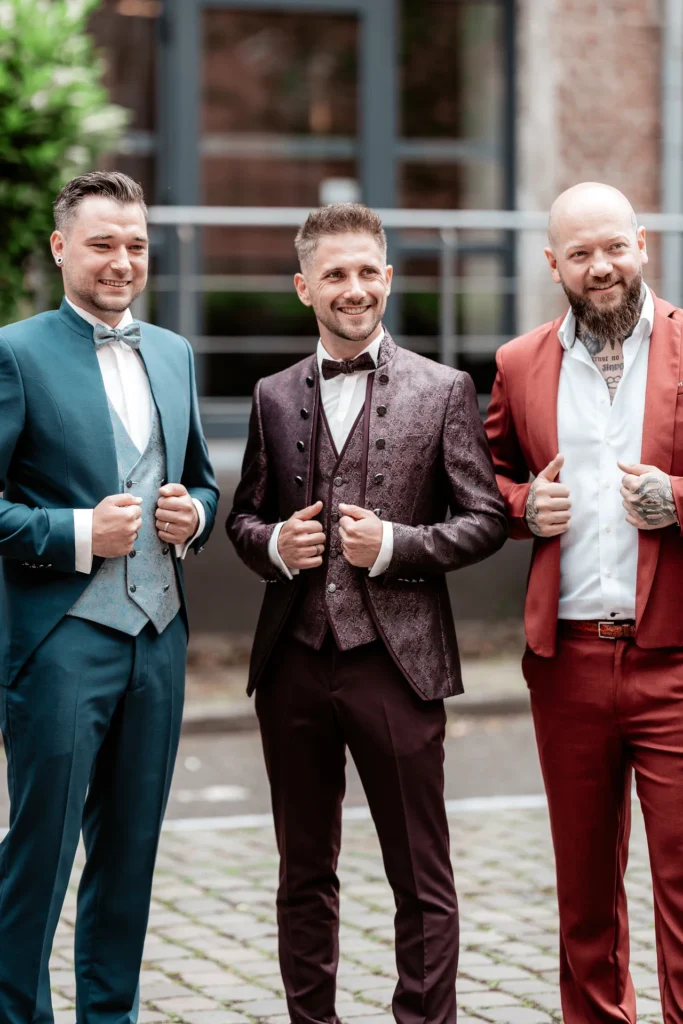 Linus, Niclas und Johnny vor der freien Trauung in der Alten Papierfabrik in Wuppertal.